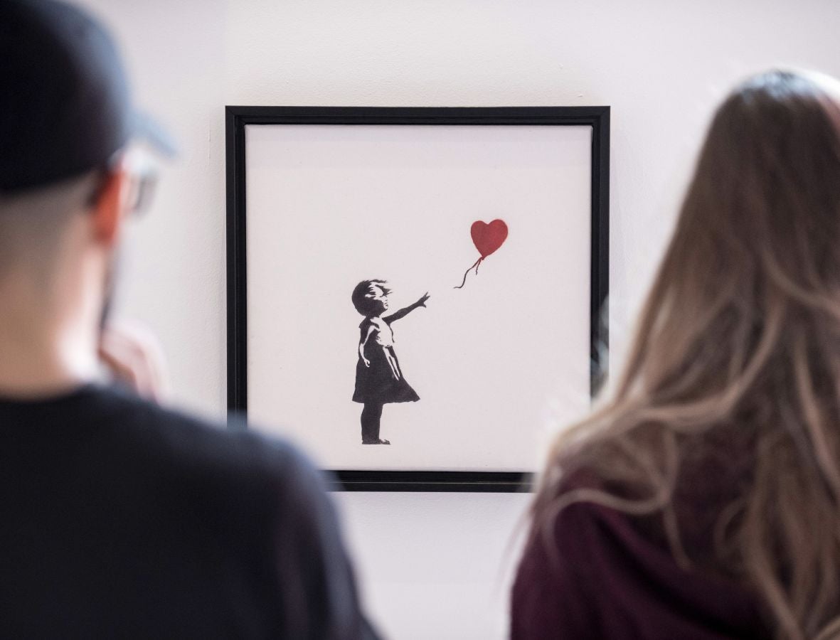 La sala Tesla Soft Gallery de Budapest (Hungría) acoge la muestra 'Art of Banksy' donde se exhiben los trabajos más emblemáticos del célebre artista callejero inglés.