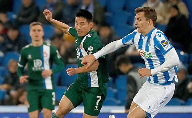 Diego Llorente defiende a Wu Lei, jugador del Espanyol en el Reale Arena.