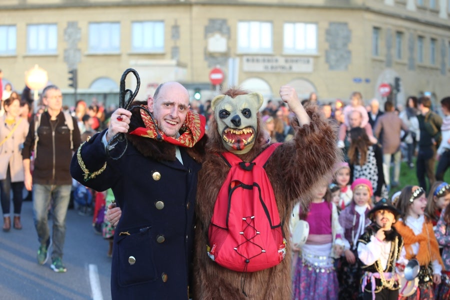 El sonido de martillos, sartenes y panderetas anuncia el Carnaval en la Parte Vieja, Gros, Centro, Egia, Amara y Herrera. 