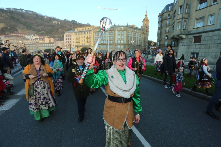 El sonido de martillos, sartenes y panderetas anuncia el Carnaval en la Parte Vieja, Gros, Centro, Egia, Amara y Herrera. 