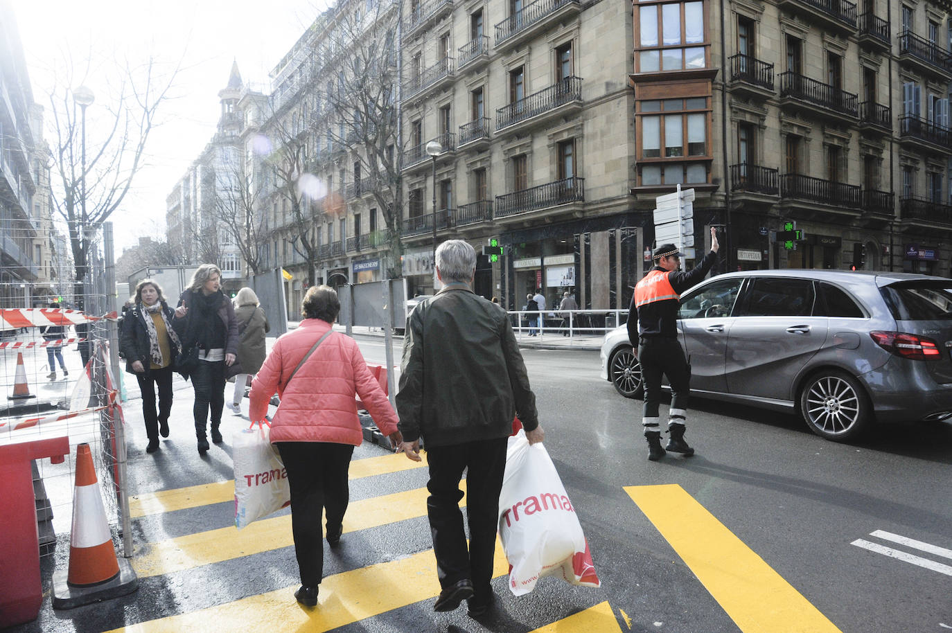 El Ayuntamiento de San Sebastián ha procedido este sábado al corte de la calle San Martín a vehículos privados, con motivo de las obras del 'Topo'. La vía permanecerá cortada hasta el 15 de julio a la altura del Buen Pastor y únicamente podrán acceder a la misma el transporte público, los vehículos de emergencias, taxis y motos.