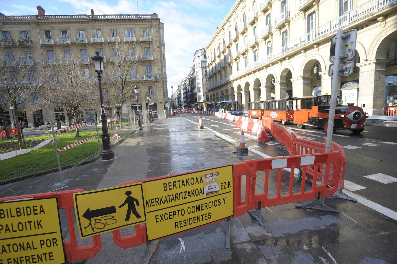El Ayuntamiento de San Sebastián ha procedido este sábado al corte de la calle San Martín a vehículos privados, con motivo de las obras del 'Topo'. La vía permanecerá cortada hasta el 15 de julio a la altura del Buen Pastor y únicamente podrán acceder a la misma el transporte público, los vehículos de emergencias, taxis y motos.