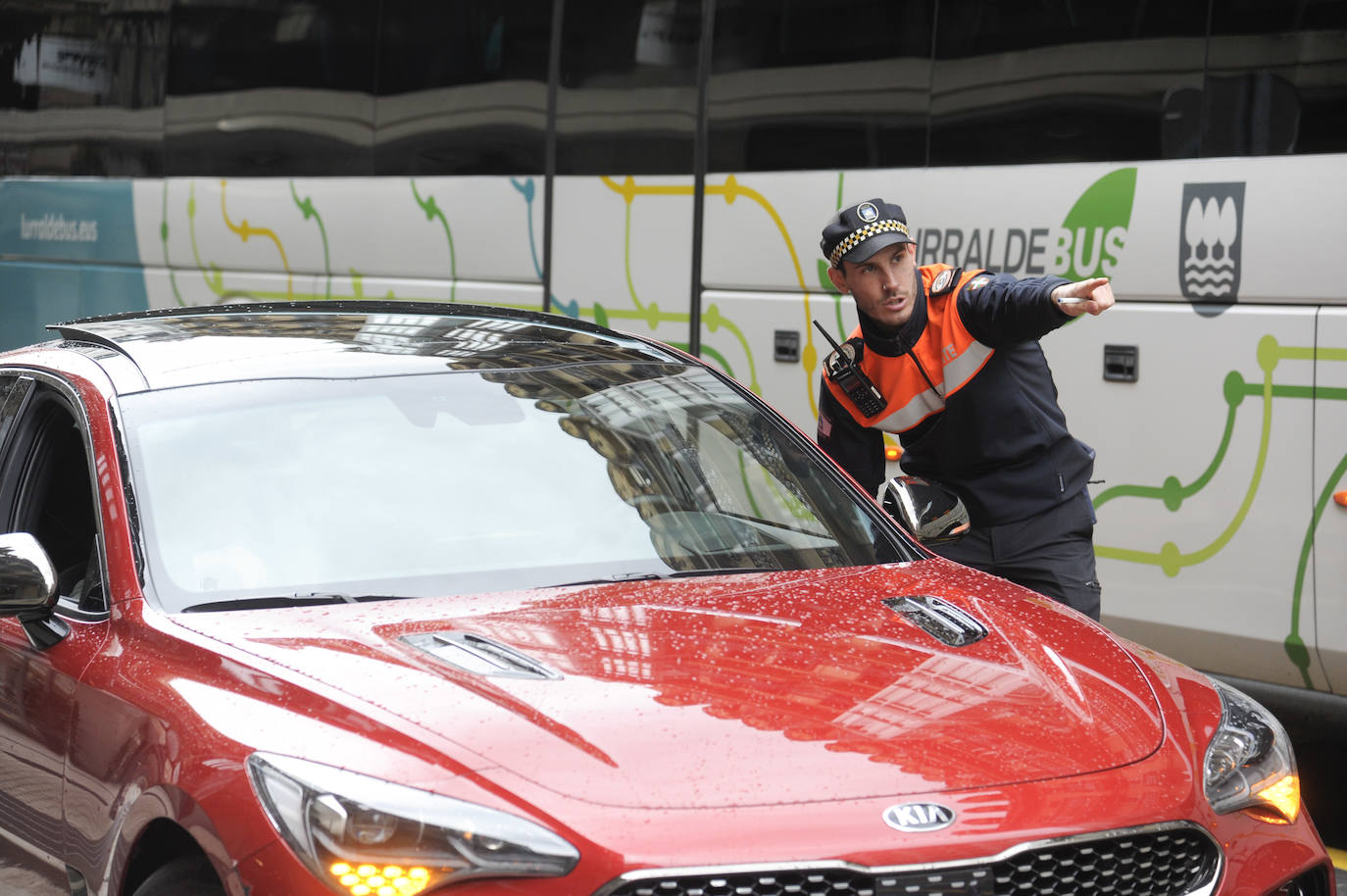 El Ayuntamiento de San Sebastián ha procedido este sábado al corte de la calle San Martín a vehículos privados, con motivo de las obras del 'Topo'. La vía permanecerá cortada hasta el 15 de julio a la altura del Buen Pastor y únicamente podrán acceder a la misma el transporte público, los vehículos de emergencias, taxis y motos.