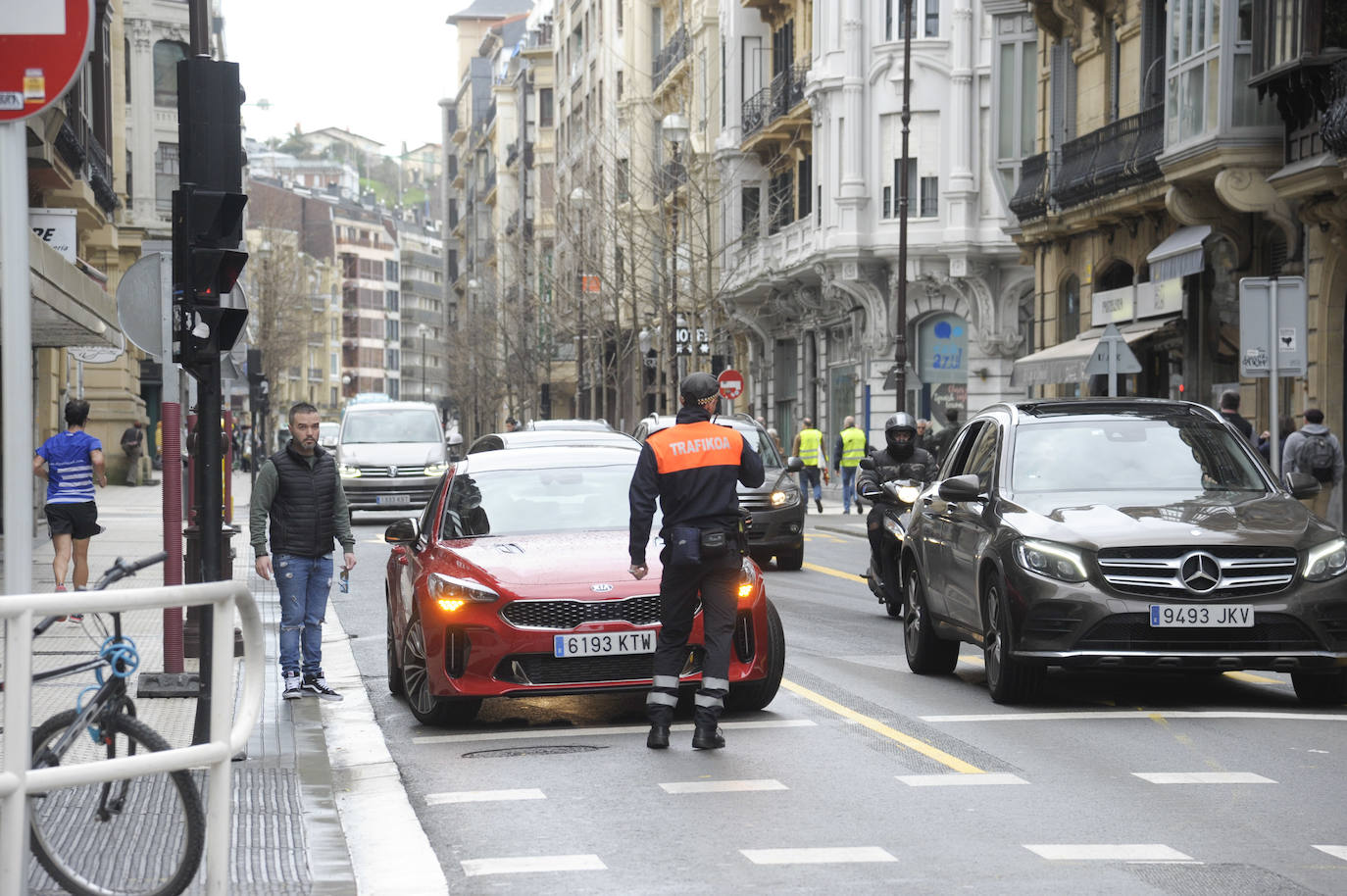 El Ayuntamiento de San Sebastián ha procedido este sábado al corte de la calle San Martín a vehículos privados, con motivo de las obras del 'Topo'. La vía permanecerá cortada hasta el 15 de julio a la altura del Buen Pastor y únicamente podrán acceder a la misma el transporte público, los vehículos de emergencias, taxis y motos.