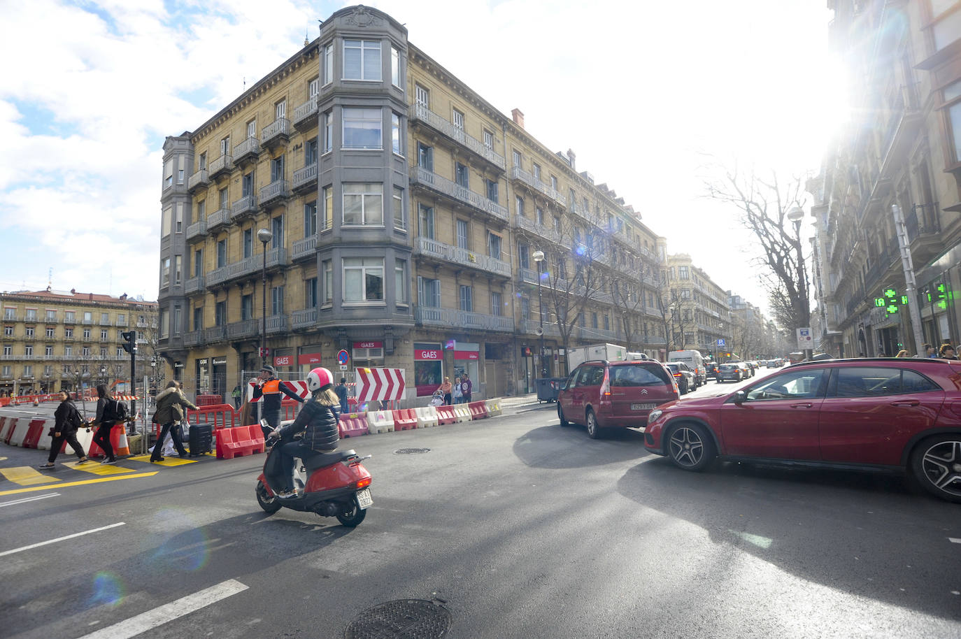 El Ayuntamiento de San Sebastián ha procedido este sábado al corte de la calle San Martín a vehículos privados, con motivo de las obras del 'Topo'. La vía permanecerá cortada hasta el 15 de julio a la altura del Buen Pastor y únicamente podrán acceder a la misma el transporte público, los vehículos de emergencias, taxis y motos.