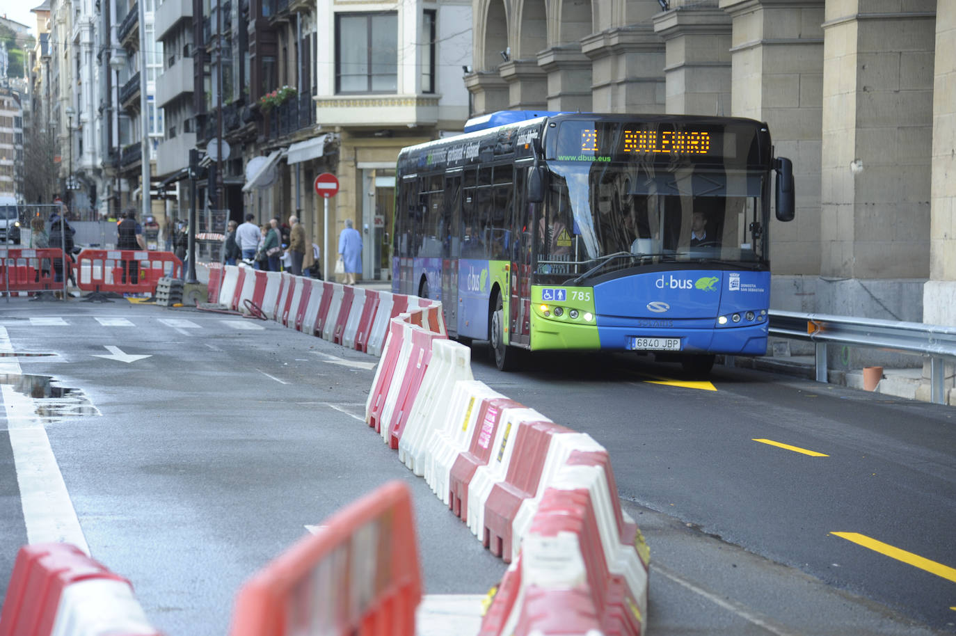 El Ayuntamiento de San Sebastián ha procedido este sábado al corte de la calle San Martín a vehículos privados, con motivo de las obras del 'Topo'. La vía permanecerá cortada hasta el 15 de julio a la altura del Buen Pastor y únicamente podrán acceder a la misma el transporte público, los vehículos de emergencias, taxis y motos.