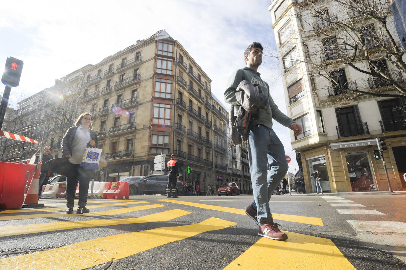 El Ayuntamiento de San Sebastián ha procedido este sábado al corte de la calle San Martín a vehículos privados, con motivo de las obras del 'Topo'. La vía permanecerá cortada hasta el 15 de julio a la altura del Buen Pastor y únicamente podrán acceder a la misma el transporte público, los vehículos de emergencias, taxis y motos.