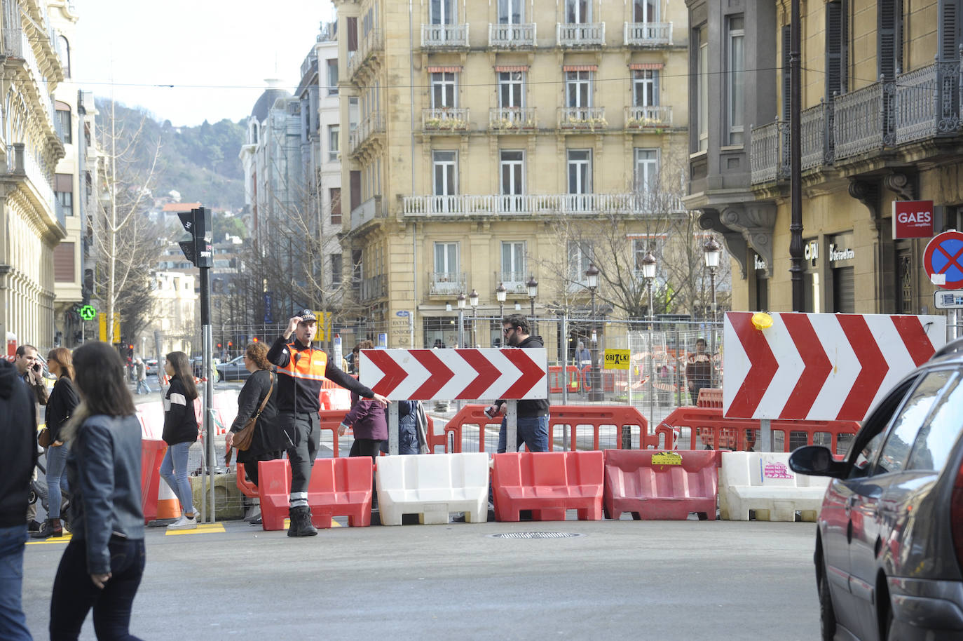El Ayuntamiento de San Sebastián ha procedido este sábado al corte de la calle San Martín a vehículos privados, con motivo de las obras del 'Topo'. La vía permanecerá cortada hasta el 15 de julio a la altura del Buen Pastor y únicamente podrán acceder a la misma el transporte público, los vehículos de emergencias, taxis y motos.