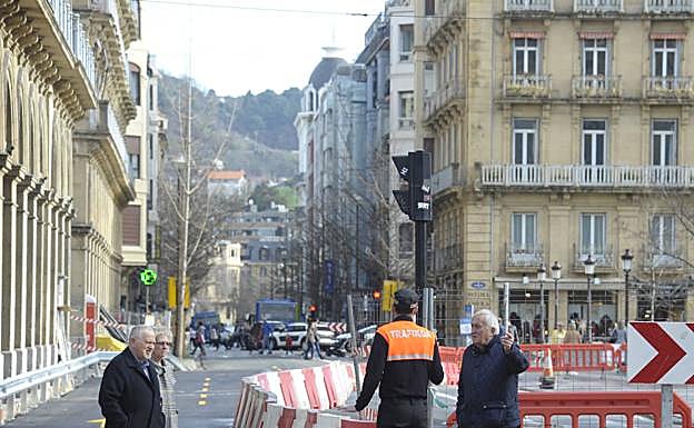 Una agente de movilidad en la zona de la calle San Martíne en el que se ha cerrado el acceso a los vehículos privados.