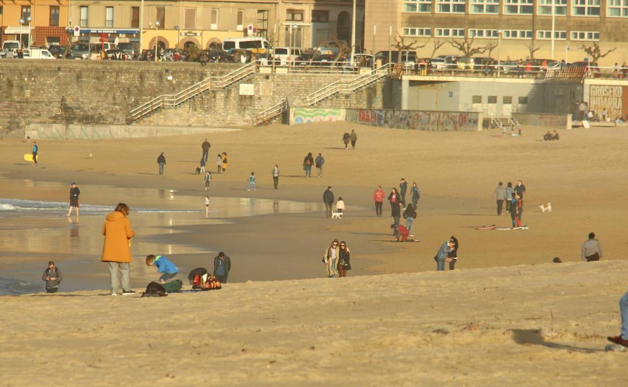 Imagen de la playa de La Zurriola este sábado por la tarde.