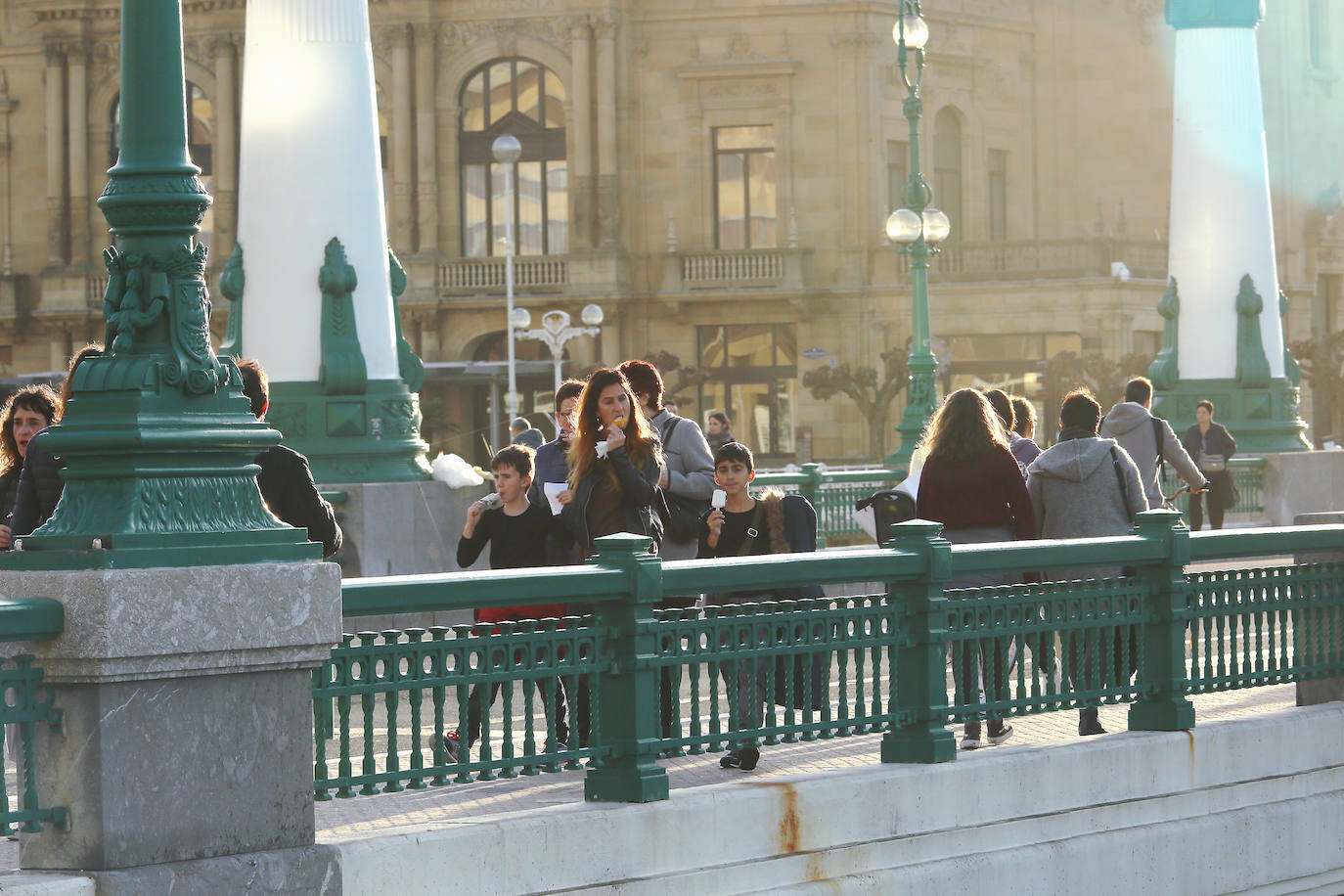 Gipuzkoa ha estrenado el mes de febrero con un tiempo más propio del verano que del invierno. El sol y las agradables temperaturas han invitado a la playa o al monte.