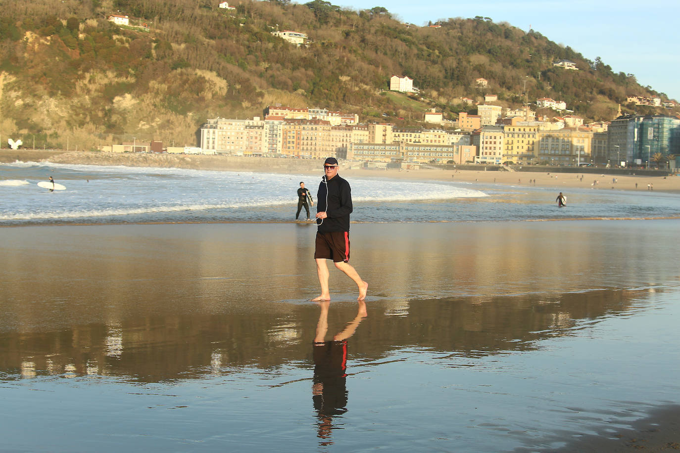 Gipuzkoa ha estrenado el mes de febrero con un tiempo más propio del verano que del invierno. El sol y las agradables temperaturas han invitado a la playa o al monte.