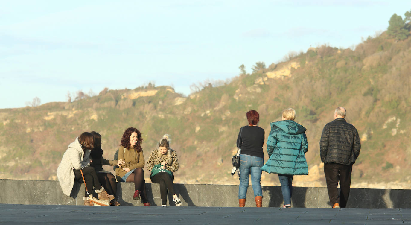 Gipuzkoa ha estrenado el mes de febrero con un tiempo más propio del verano que del invierno. El sol y las agradables temperaturas han invitado a la playa o al monte.