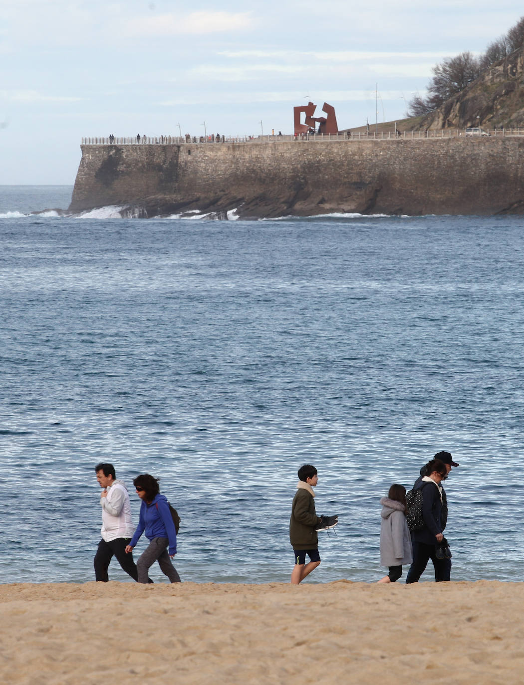 Gipuzkoa ha estrenado el mes de febrero con un tiempo más propio del verano que del invierno. El sol y las agradables temperaturas han invitado a la playa o al monte.