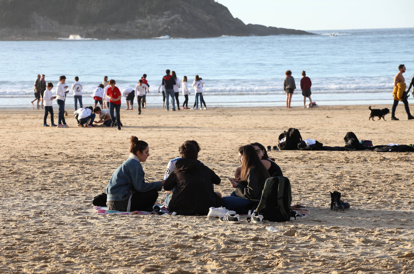 Gipuzkoa ha estrenado el mes de febrero con un tiempo más propio del verano que del invierno. El sol y las agradables temperaturas han invitado a la playa o al monte.