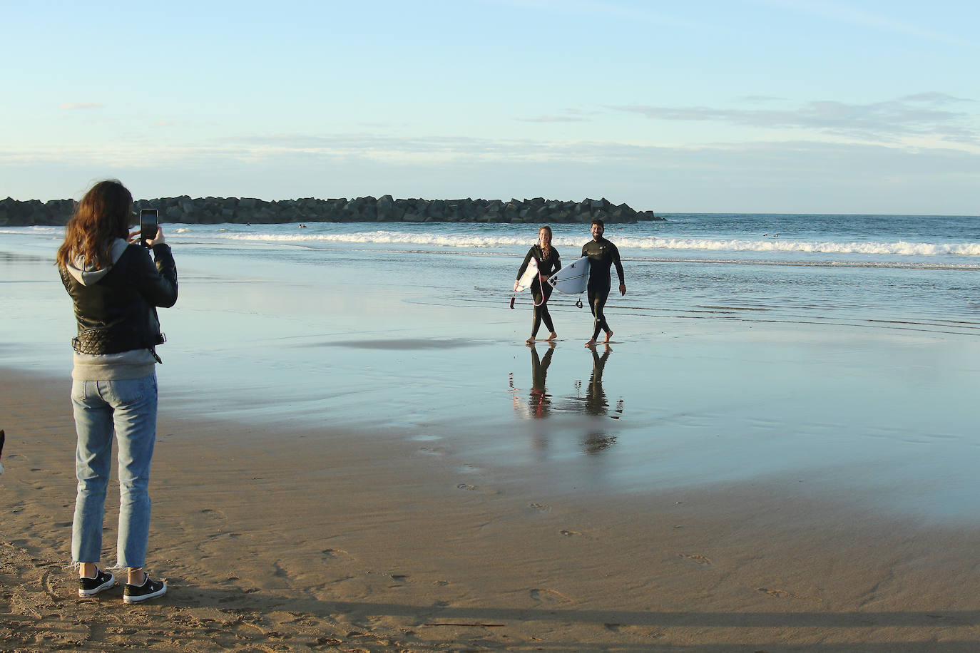 Gipuzkoa ha estrenado el mes de febrero con un tiempo más propio del verano que del invierno. El sol y las agradables temperaturas han invitado a la playa o al monte.