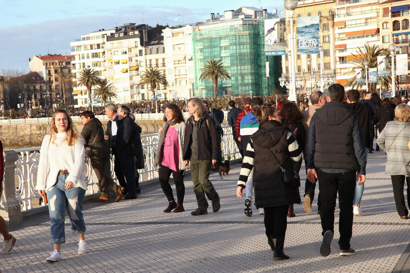 Gipuzkoa ha estrenado el mes de febrero con un tiempo más propio del verano que del invierno. El sol y las agradables temperaturas han invitado a la playa o al monte.
