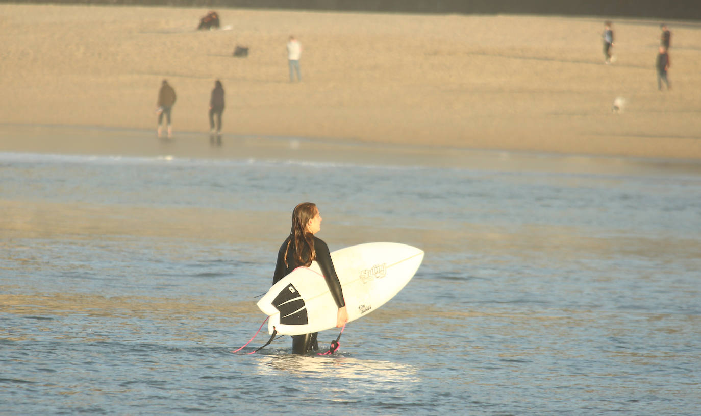 Gipuzkoa ha estrenado el mes de febrero con un tiempo más propio del verano que del invierno. El sol y las agradables temperaturas han invitado a la playa o al monte.