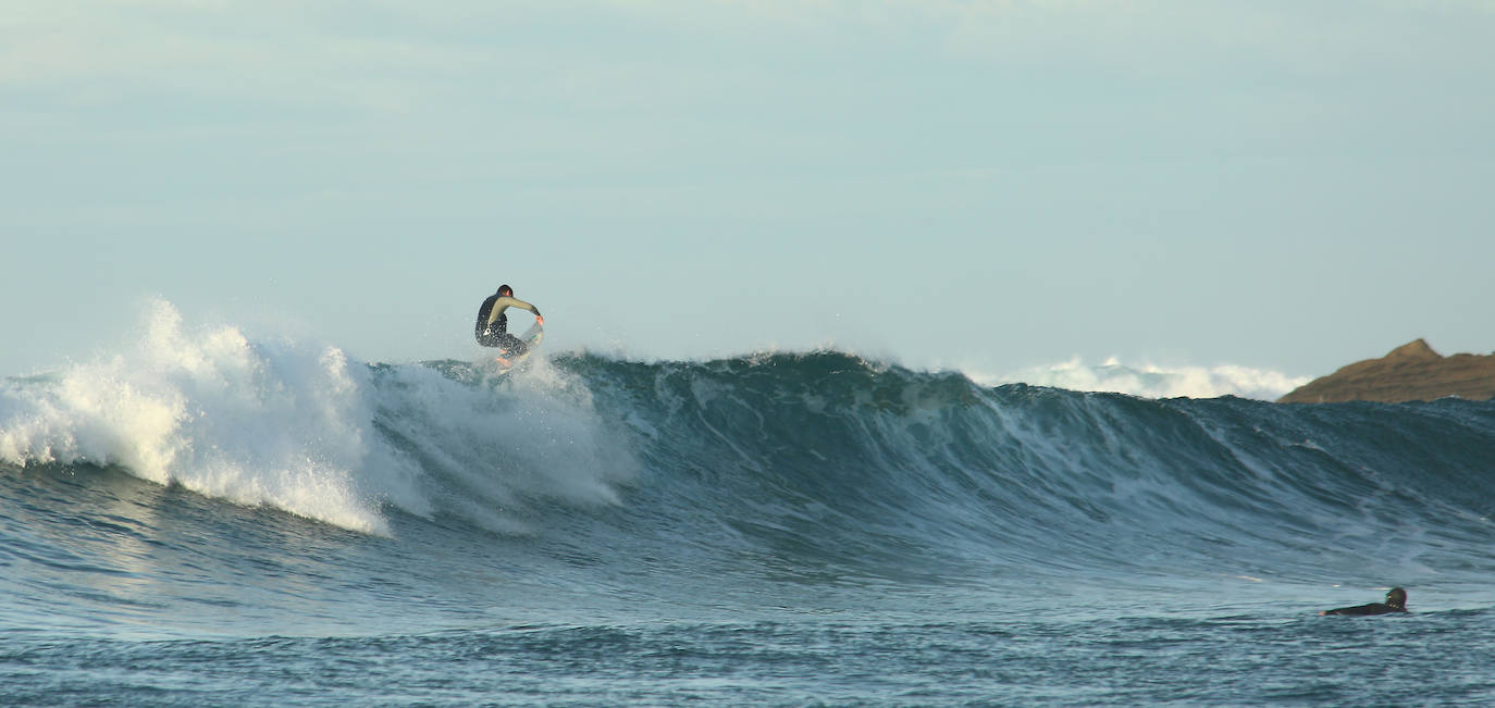 Gipuzkoa ha estrenado el mes de febrero con un tiempo más propio del verano que del invierno. El sol y las agradables temperaturas han invitado a la playa o al monte.