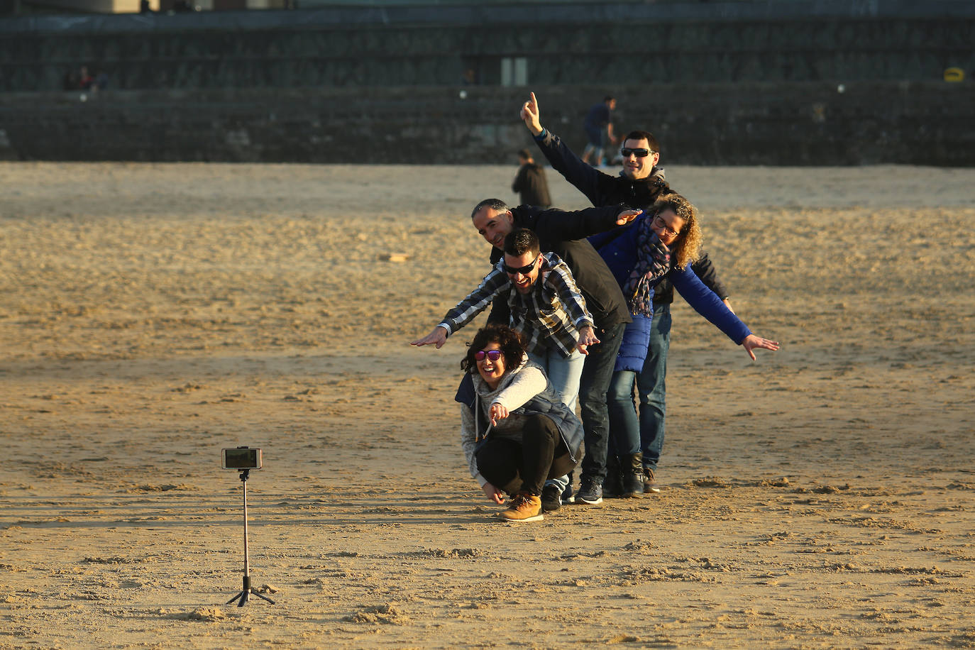 Gipuzkoa ha estrenado el mes de febrero con un tiempo más propio del verano que del invierno. El sol y las agradables temperaturas han invitado a la playa o al monte.