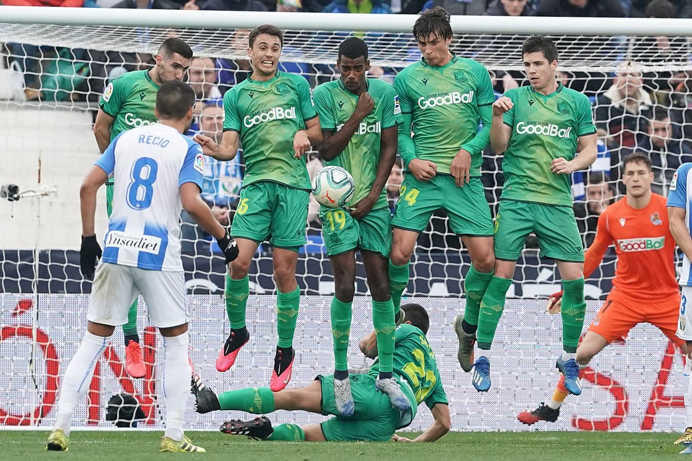 Los txuri-urdin caen en Butarque tras el gol de falta directa de Óscar Rodríguez en el último minuto. Isak adelantó a la Real en la primera parte y Omeruo puso las tablas en el 48. 