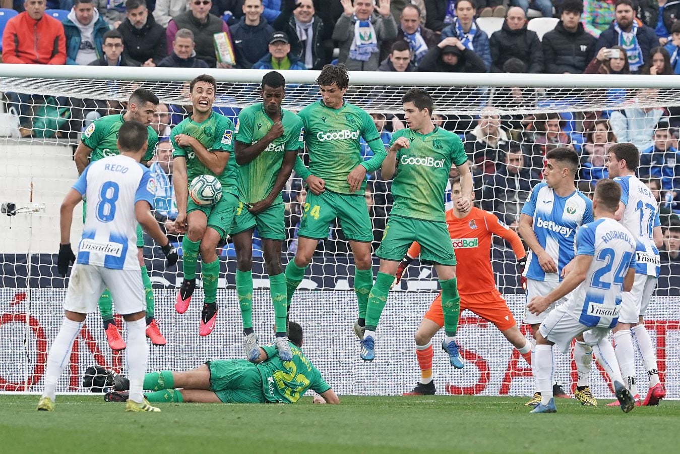 Los txuri-urdin caen en Butarque tras el gol de falta directa de Óscar Rodríguez en el último minuto. Isak adelantó a la Real en la primera parte y Omeruo puso las tablas en el 48. 