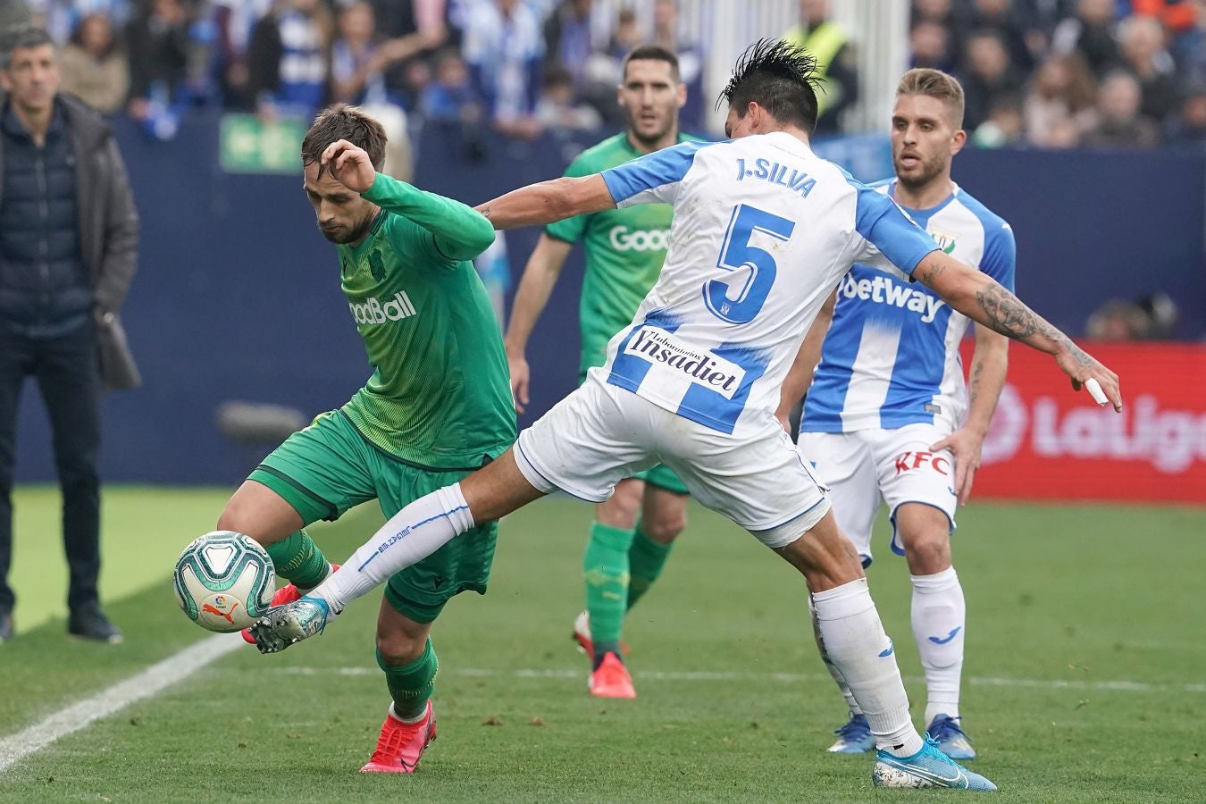 Los txuri-urdin caen en Butarque tras el gol de falta directa de Óscar Rodríguez en el último minuto. Isak adelantó a la Real en la primera parte y Omeruo puso las tablas en el 48. 