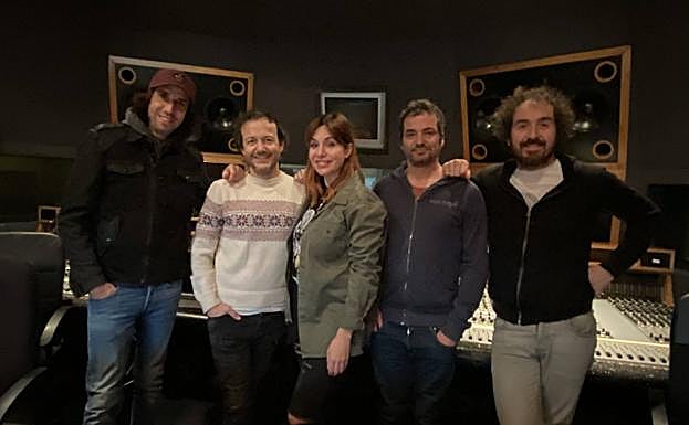 La foto con el móvil al final de la grabación, Haritz, Pablo, Leire, Álvaro y Xabi ante la mesa de mezclas del estudio Le Manoir.