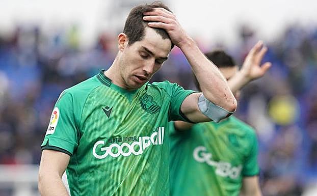 Aritz se retira del campo cabizbajo