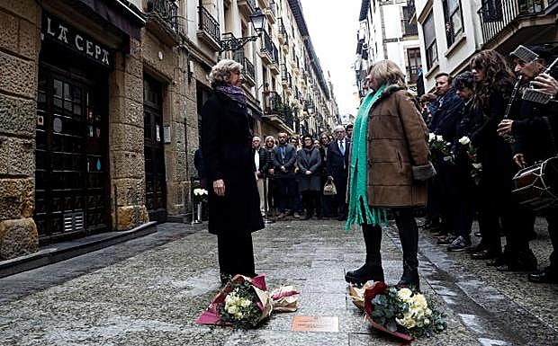 Ana Iribar y Consuelo Ordóñez, viuda y hermana de Gregorio, el 25 de enero ante la placa.