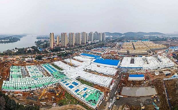 El primero de los dos hospitales de campaña construidos en tiempo récord en Wuhan para asistir a los contagiados empezó este lunes a operar.