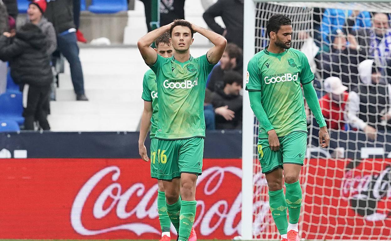 Guevara se echa las manos a la cabeza tras encajar el segundo gol. 