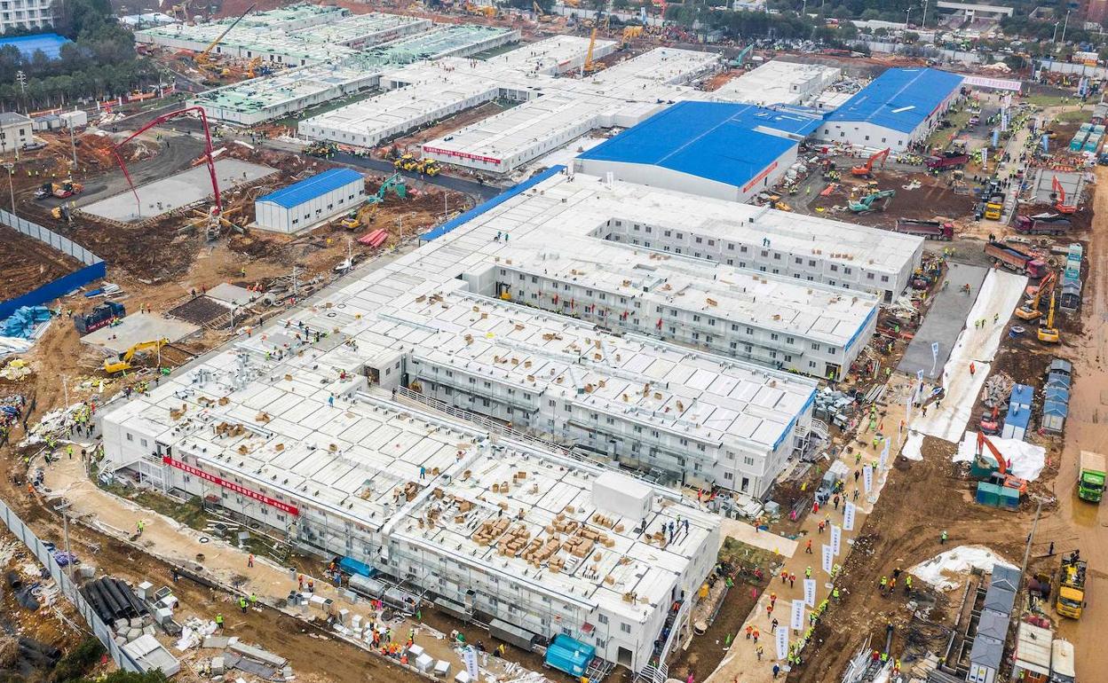 Imagen de la construcción del hospital de Wuhan, levantado en apenas diez días. 