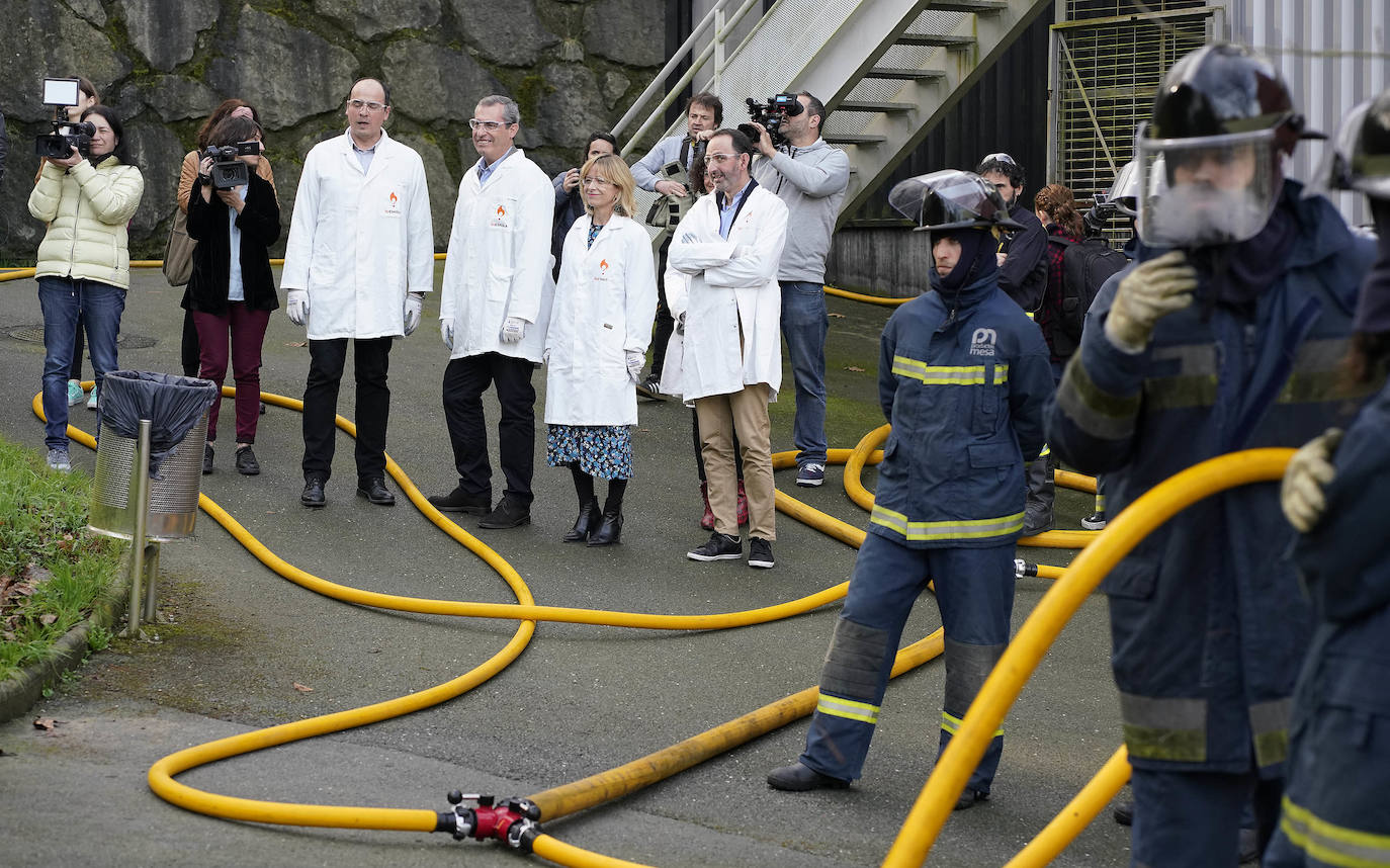 La Fundación Sueskola está de celebración. El centro de Adiestramiento en Prevención y Extinción de Incendios, dependiente de la Diputación de Gipuzkoa, cumple diez años de vida. Ha formado a más de 37.000 alumnos de todo Gipuzkoa, Bizkaia, Álava, La Rioja, Navarra y Andorra, y ha organizado 2.700 cursos. El diputado general de Gipuzkoa, Markel Olano, visitó este lunes las instalaciones de Ordizia.
