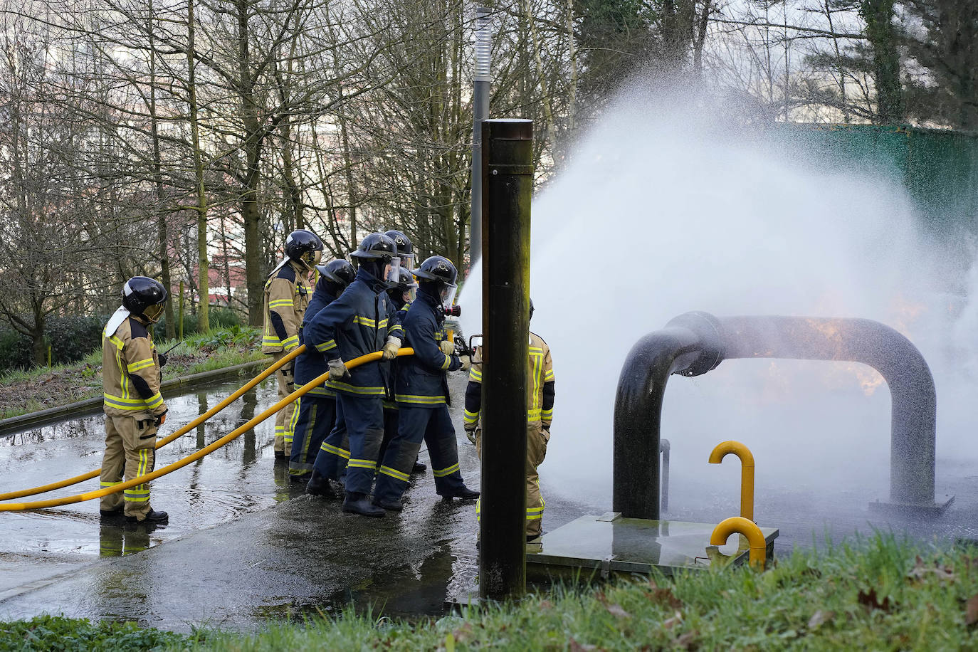 La Fundación Sueskola está de celebración. El centro de Adiestramiento en Prevención y Extinción de Incendios, dependiente de la Diputación de Gipuzkoa, cumple diez años de vida. Ha formado a más de 37.000 alumnos de todo Gipuzkoa, Bizkaia, Álava, La Rioja, Navarra y Andorra, y ha organizado 2.700 cursos. El diputado general de Gipuzkoa, Markel Olano, visitó este lunes las instalaciones de Ordizia.