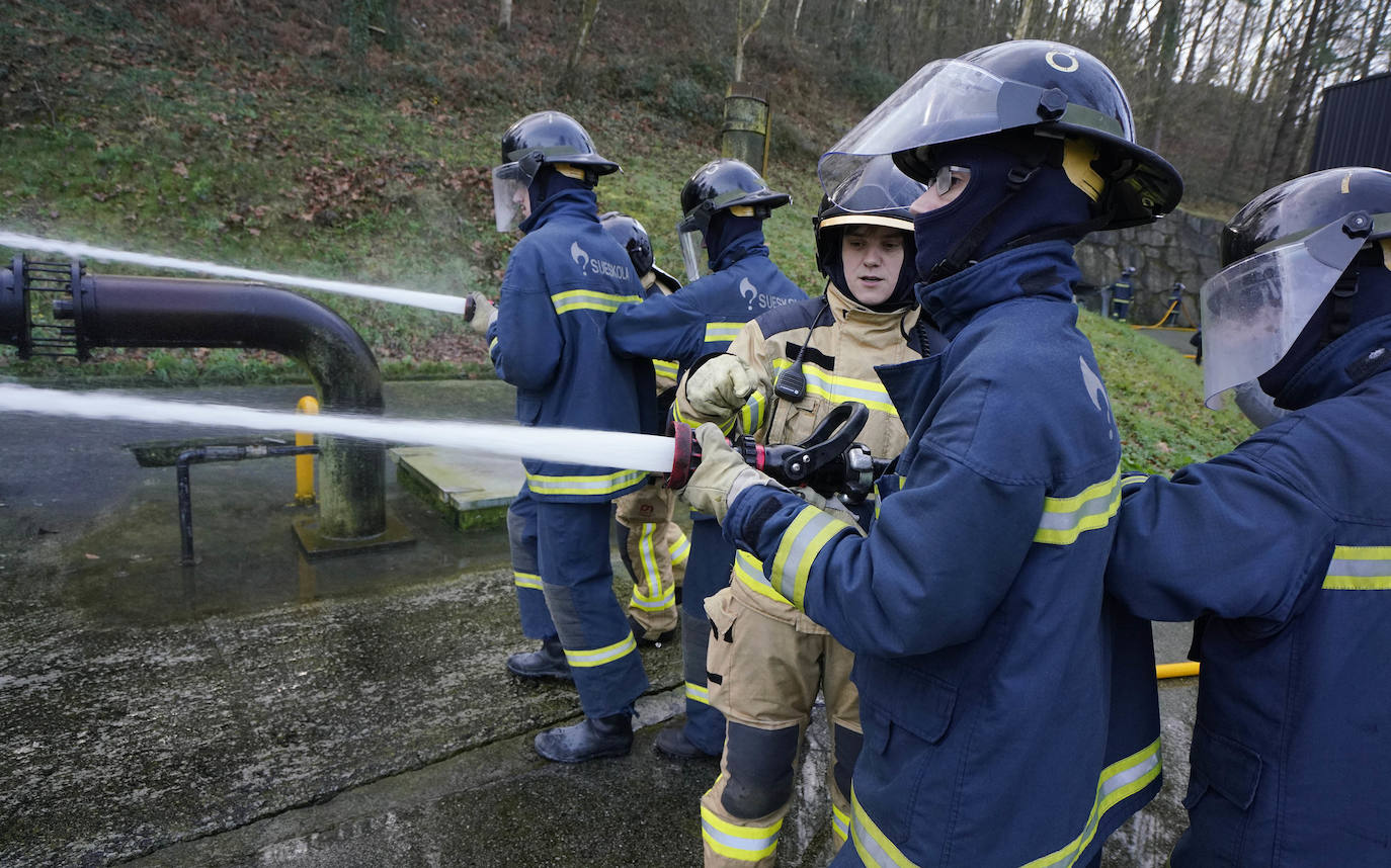 La Fundación Sueskola está de celebración. El centro de Adiestramiento en Prevención y Extinción de Incendios, dependiente de la Diputación de Gipuzkoa, cumple diez años de vida. Ha formado a más de 37.000 alumnos de todo Gipuzkoa, Bizkaia, Álava, La Rioja, Navarra y Andorra, y ha organizado 2.700 cursos. El diputado general de Gipuzkoa, Markel Olano, visitó este lunes las instalaciones de Ordizia.