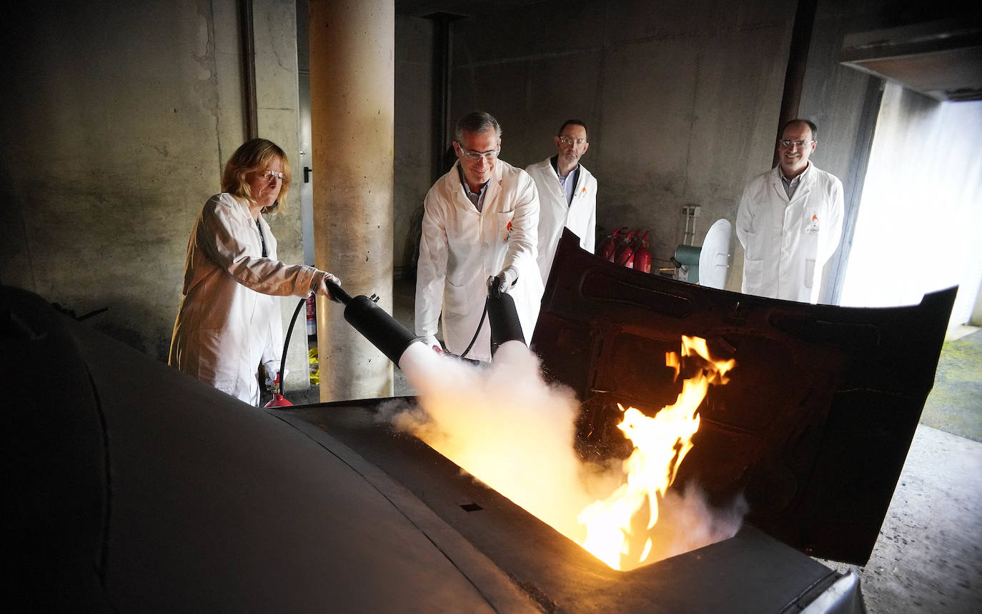 La Fundación Sueskola está de celebración. El centro de Adiestramiento en Prevención y Extinción de Incendios, dependiente de la Diputación de Gipuzkoa, cumple diez años de vida. Ha formado a más de 37.000 alumnos de todo Gipuzkoa, Bizkaia, Álava, La Rioja, Navarra y Andorra, y ha organizado 2.700 cursos. El diputado general de Gipuzkoa, Markel Olano, visitó este lunes las instalaciones de Ordizia.