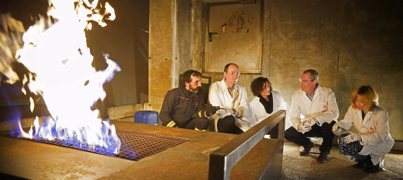 La Fundación Sueskola está de celebración. El centro de Adiestramiento en Prevención y Extinción de Incendios, dependiente de la Diputación de Gipuzkoa, cumple diez años de vida. Ha formado a más de 37.000 alumnos de todo Gipuzkoa, Bizkaia, Álava, La Rioja, Navarra y Andorra, y ha organizado 2.700 cursos. El diputado general de Gipuzkoa, Markel Olano, visitó este lunes las instalaciones de Ordizia.