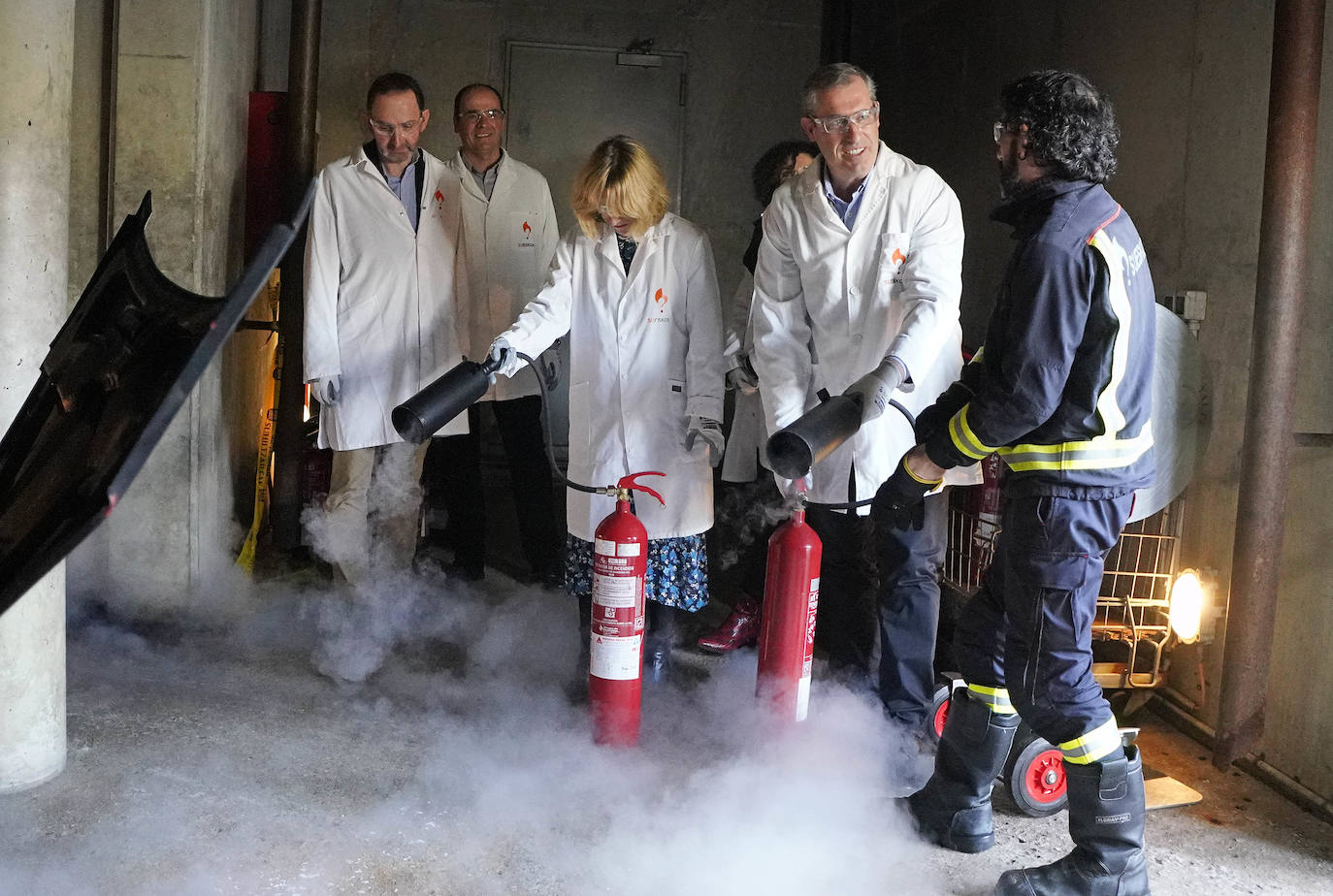 La Fundación Sueskola está de celebración. El centro de Adiestramiento en Prevención y Extinción de Incendios, dependiente de la Diputación de Gipuzkoa, cumple diez años de vida. Ha formado a más de 37.000 alumnos de todo Gipuzkoa, Bizkaia, Álava, La Rioja, Navarra y Andorra, y ha organizado 2.700 cursos. El diputado general de Gipuzkoa, Markel Olano, visitó este lunes las instalaciones de Ordizia.