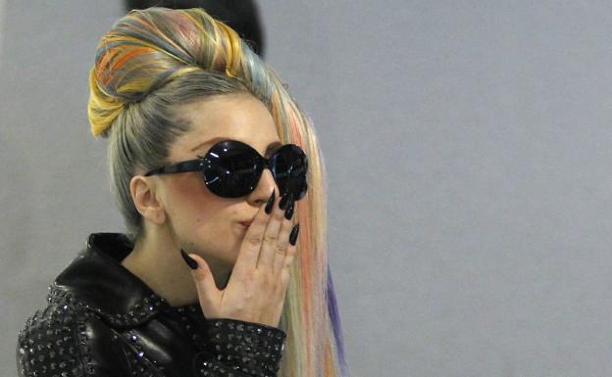 Lady Gaga sale con un rico inversor