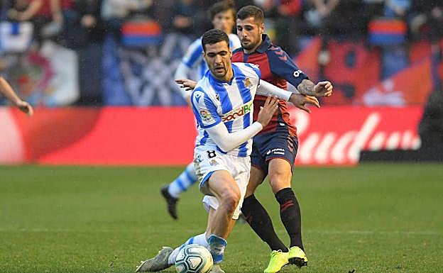 Mikel Merino ante Fran Mérida en el partido de la Real contra Osasuna en El Sadar.