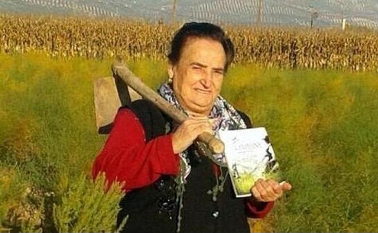 Jacinta Ortiz Mesa, más conocida en su pueblo como 'La Tilli', es una agricultora que apenas sabe leer ni escribir, pero que ya tiene varios libros. 