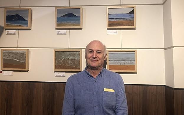 El pintor Mikel Rotaeche posa en el restaurante Via Fora.