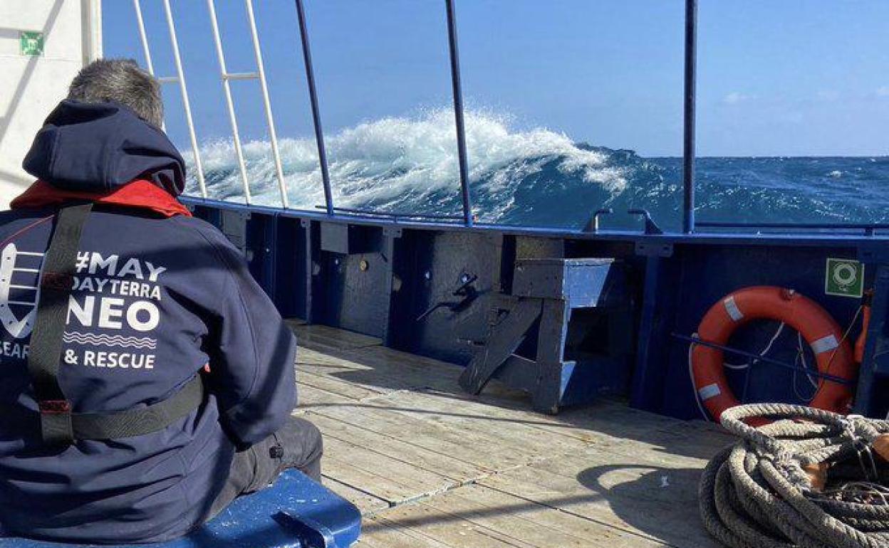 Un miembro del 'Aita Mari' observa las olas por el temporal.