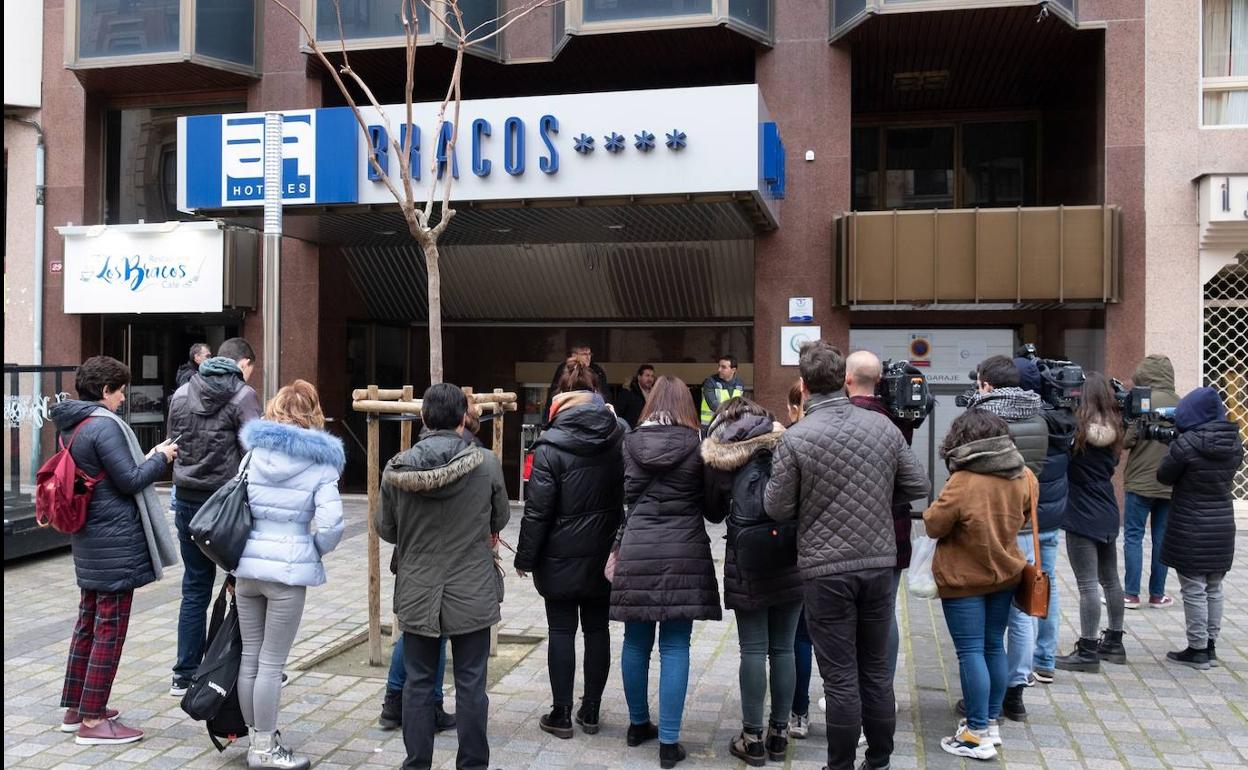 Periodistas congregados en las puertas del hotel 'Los Bracos'. 