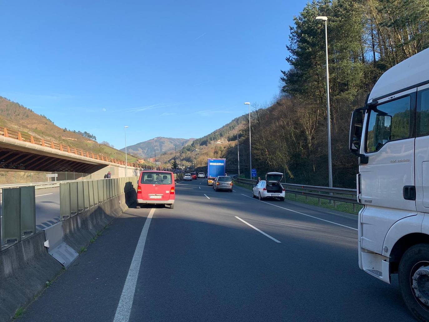 La autopista AP-8 está cortada en ambos sentidos a la altura de Zaldibar por un desprendimiento de tierras que ha provocado la caída de un árbol de grandes dimensiones sobre la calzada. Según ha informado el Departamento de Seguridad, el tráfico sentido Irun se está desviando por la salida de Ermua y sentido Cantabria por la salida de Eibar. 