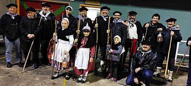 Los integrantes de la comitiva de los coros de Santa Águeda posan ante la sede de la asociación. 