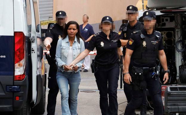 Ana Julia Quezada, conducida por la Policía durante el juicio en la Audiencia Provincial de Almería.