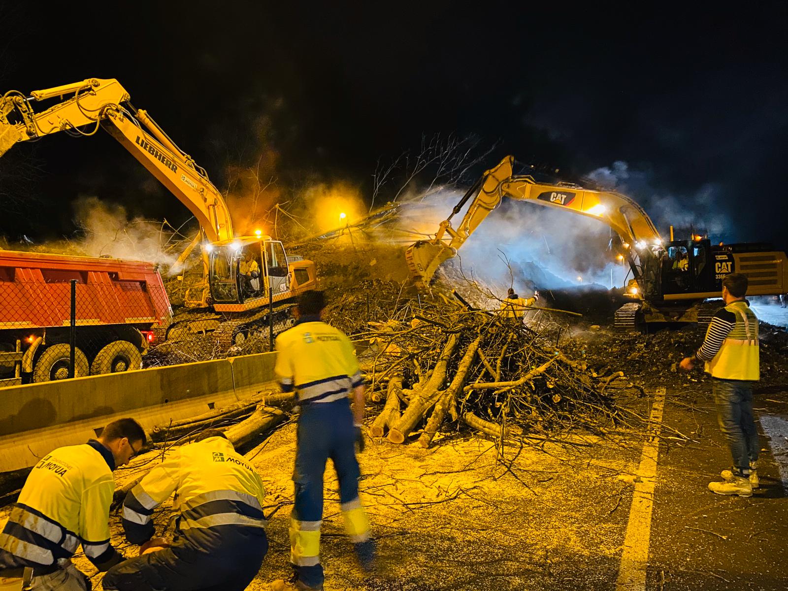 Las máquinas de Moyua y Bycam se encargan de la limpieza de la calzada