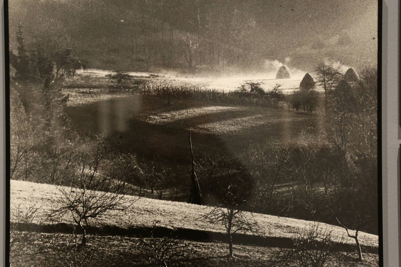 Todas las series en las que Antton Elizegi ha plasmado su trabajo están representadas en una exposición que recoge la mirada, muy personal, que ha dirigido al entorno.